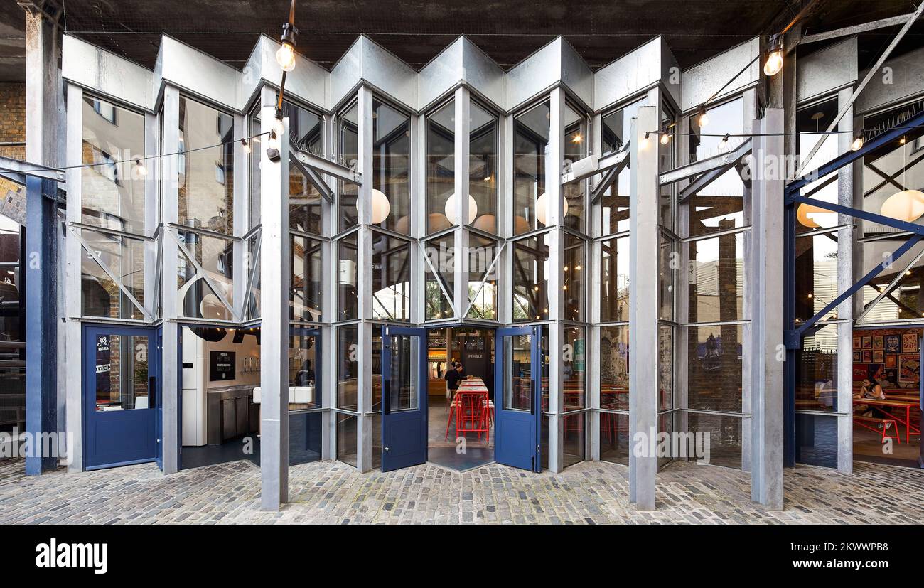 Façade en accordéon de la brasserie de Camden Town. Camden Town Beer Hall, Londres, Royaume-Uni. Architecte : Gundry & Ducker, 2021. Banque D'Images