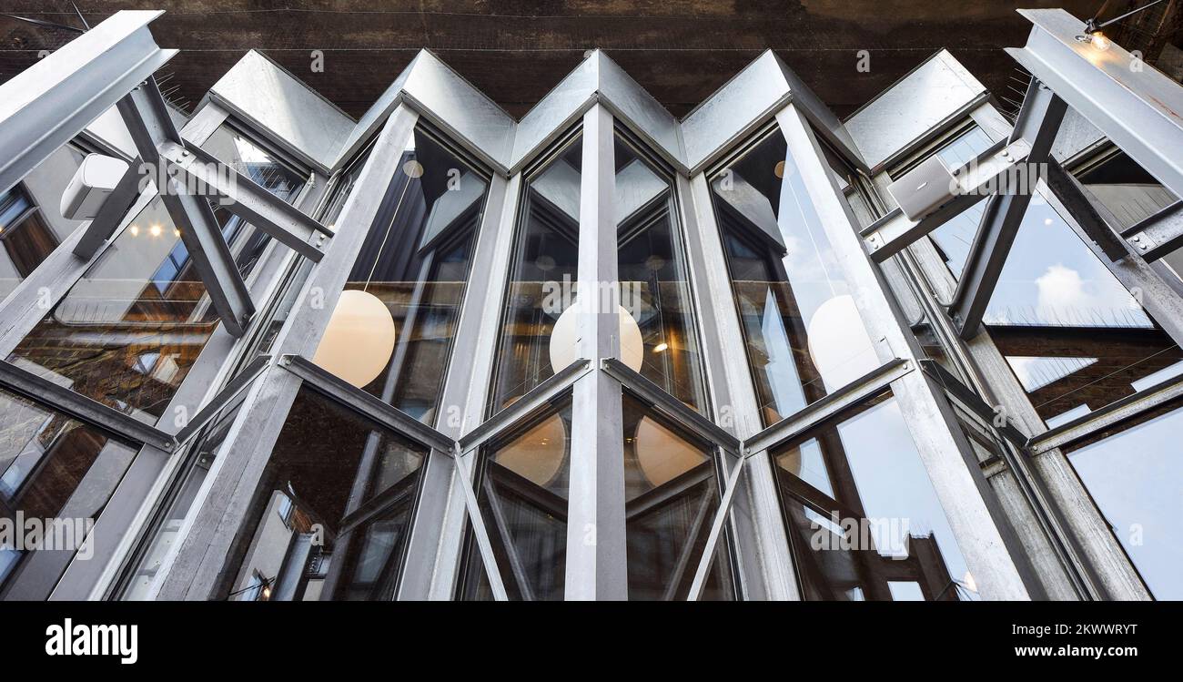 Détail de la façade en accordéon. Camden Town Beer Hall, Londres, Royaume-Uni. Architecte : Gundry & Ducker, 2021. Banque D'Images