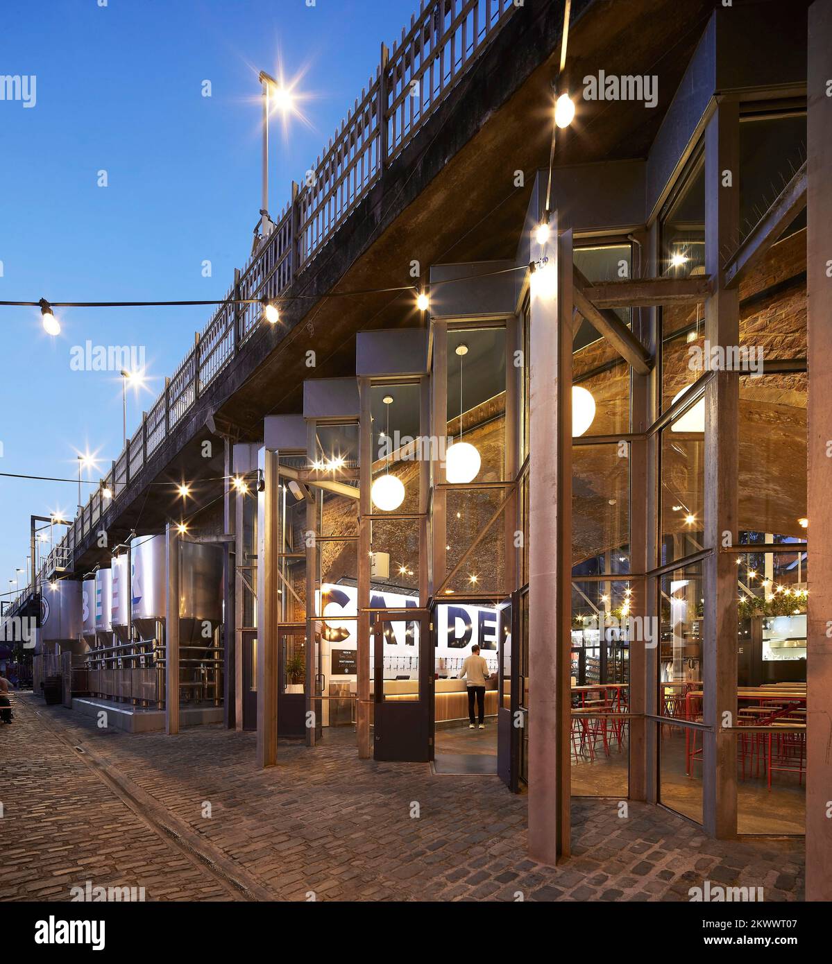 Perspective de façade au crépuscule. Camden Town Beer Hall, Londres, Royaume-Uni. Architecte : Gundry & Ducker, 2021. Banque D'Images