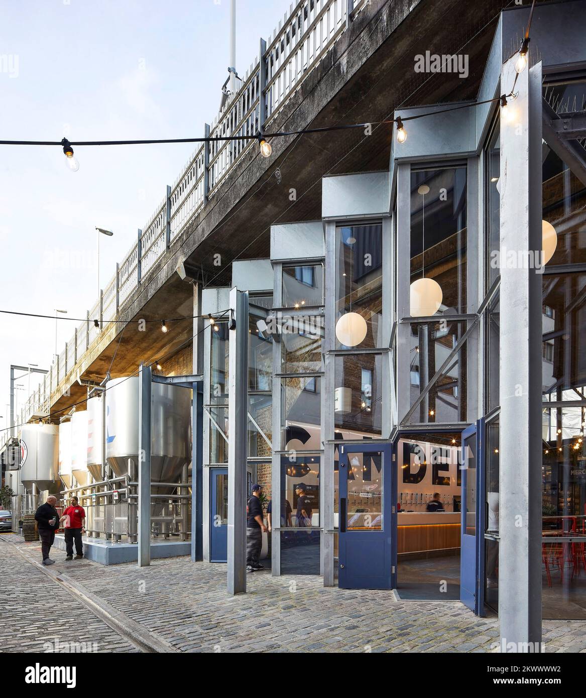Façade perspective à avec des réservoirs à bière. Camden Town Beer Hall, Londres, Royaume-Uni. Architecte : Gundry & Ducker, 2021. Banque D'Images