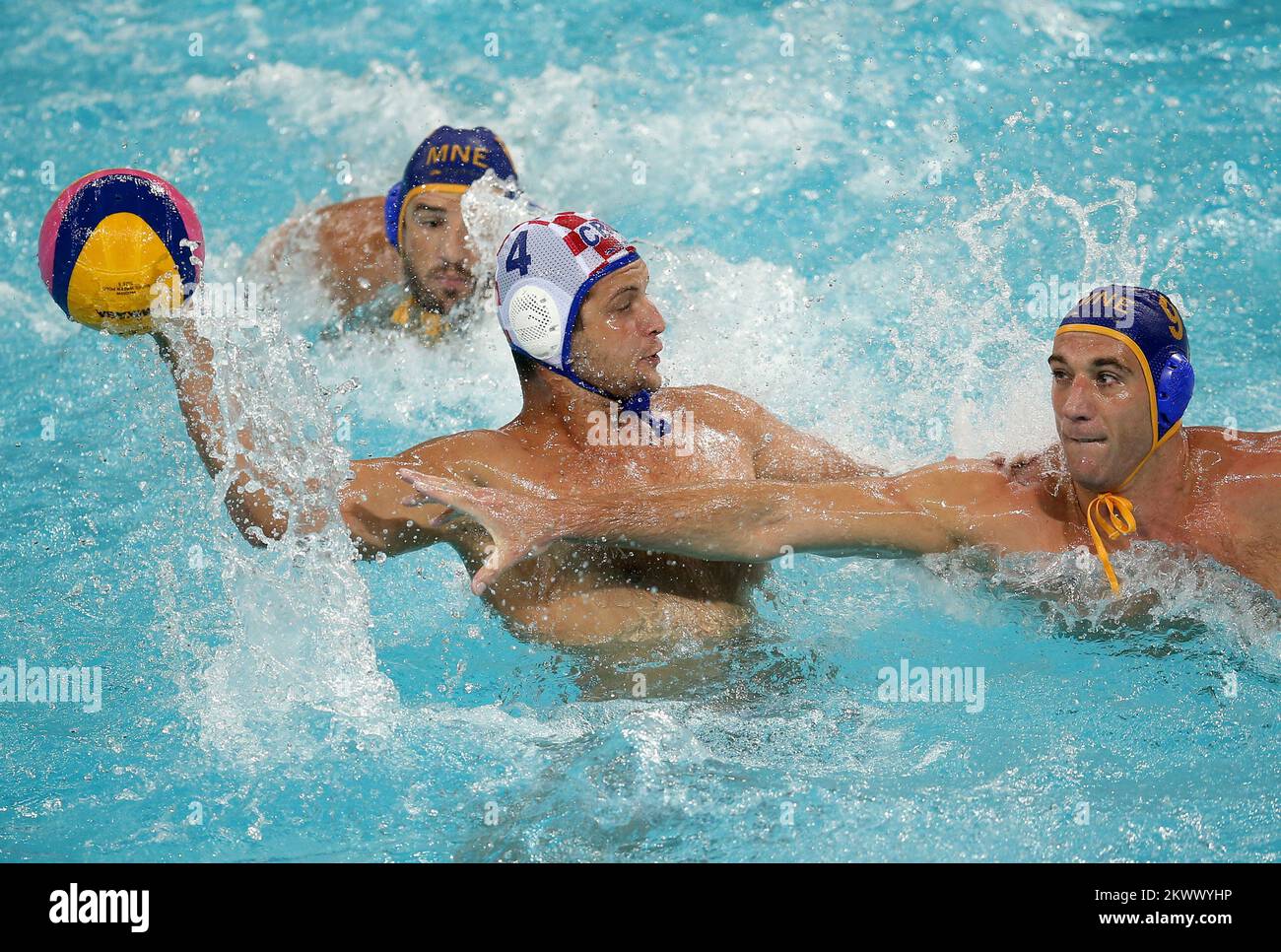 08.08.2016., Rio de Janeiro, Brésil - Jeux Olympiques Rio 2016. Waterpolo pour hommes, Round 2, Groupe B, Croatie contre Monténégro. Luka Loncar, Aleksandar Ivovic. Photo: Igor Kralj/PIXSELL Banque D'Images