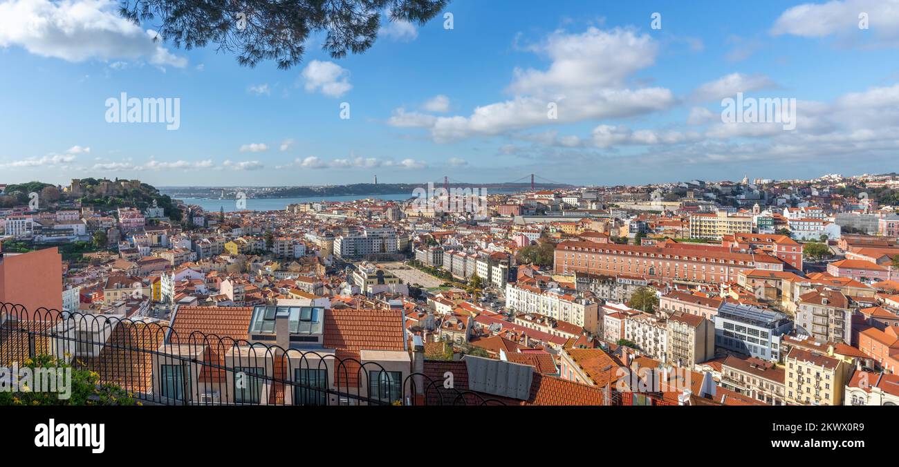 Vue panoramique aérienne de Lisbonne depuis Miradouro da Nossa Senhora do Monte Viewpoint - Lisbonne, Portugal Banque D'Images