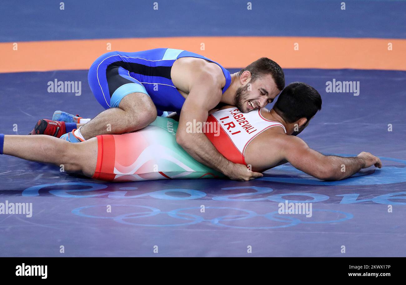 Le serbe Viktor Nemes perd contre Saeid Abdevali d'Iran pendant les hommes gréco-romains 75kg de Wrestling aux Jeux Olympiques de Rio 2016 à Rio de Janeiro, au Brésil, sur 14 août 2016. Banque D'Images