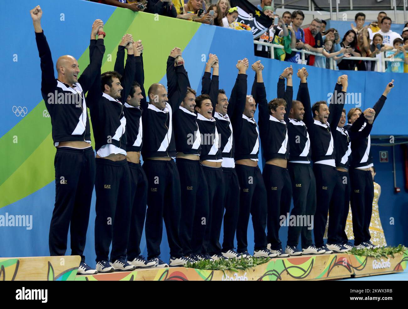 20.08.2016., Rio de Janeiro, Brésil - Jeux Olympiques de Rio en 2016, cérémonie de remise de médailles après le dernier match de water-polo entre la Croatie et la Serbie. L'or est allé à l'équipe nationale serbe, l'argent est allé à l'équipe nationale croate, un bronze à la représentation de l'Italie. Banque D'Images