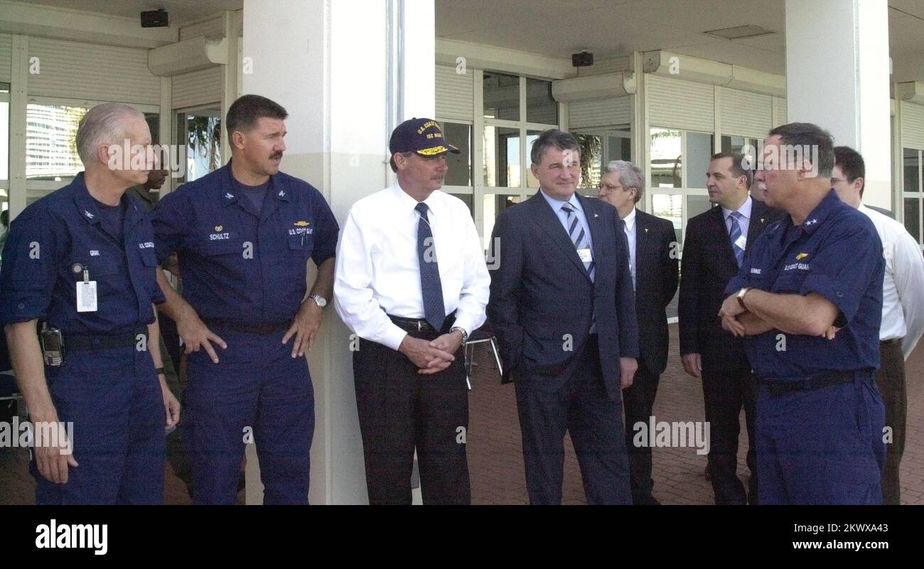 Miami, FL, 19 janvier 2007 - David Paulison, directeur de la FEMA, et des membres de la délégation de la Fédération de Russie discutent des opérations de la station de la Garde côtière de Miami avec le contre-amiral David Kunkel. Photo de gauche à droite : le capitaine Robert Grant, le capitaine Karl Schultz, le directeur Paulison, le premier sous-ministre Yuri Vorobiev et le RADM David Kunkel. .. Photographies relatives aux programmes, aux activités et aux fonctionnaires de gestion des catastrophes et des situations d'urgence Banque D'Images