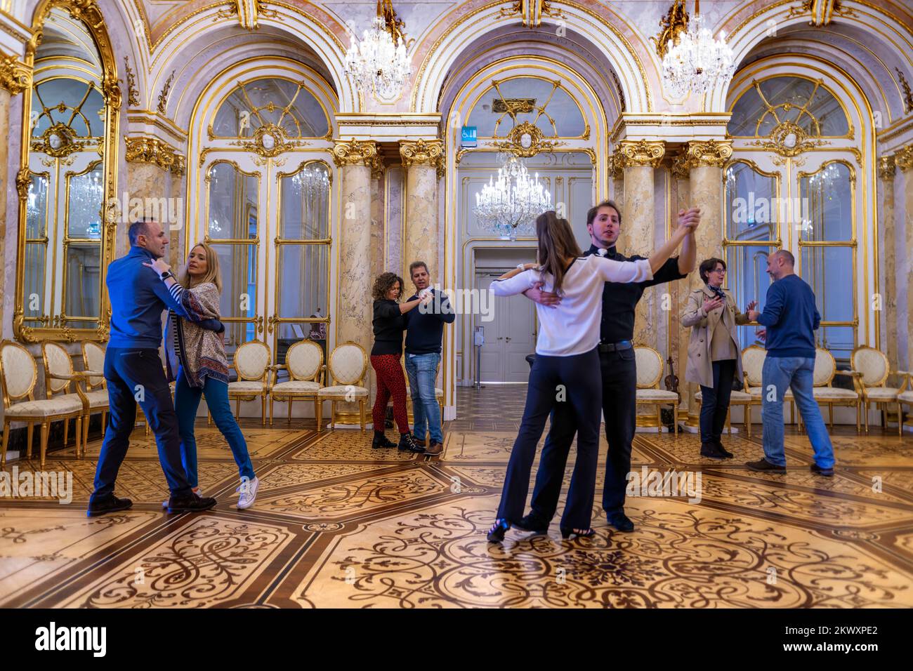 Waltz classe des cours de danse blitz à l'intérieur du Palais Coburg, également connu sous le nom de Palais Saxe-Coburg, il appartenait à la branche Kohary de la Maison de Saxe-Coburg Banque D'Images