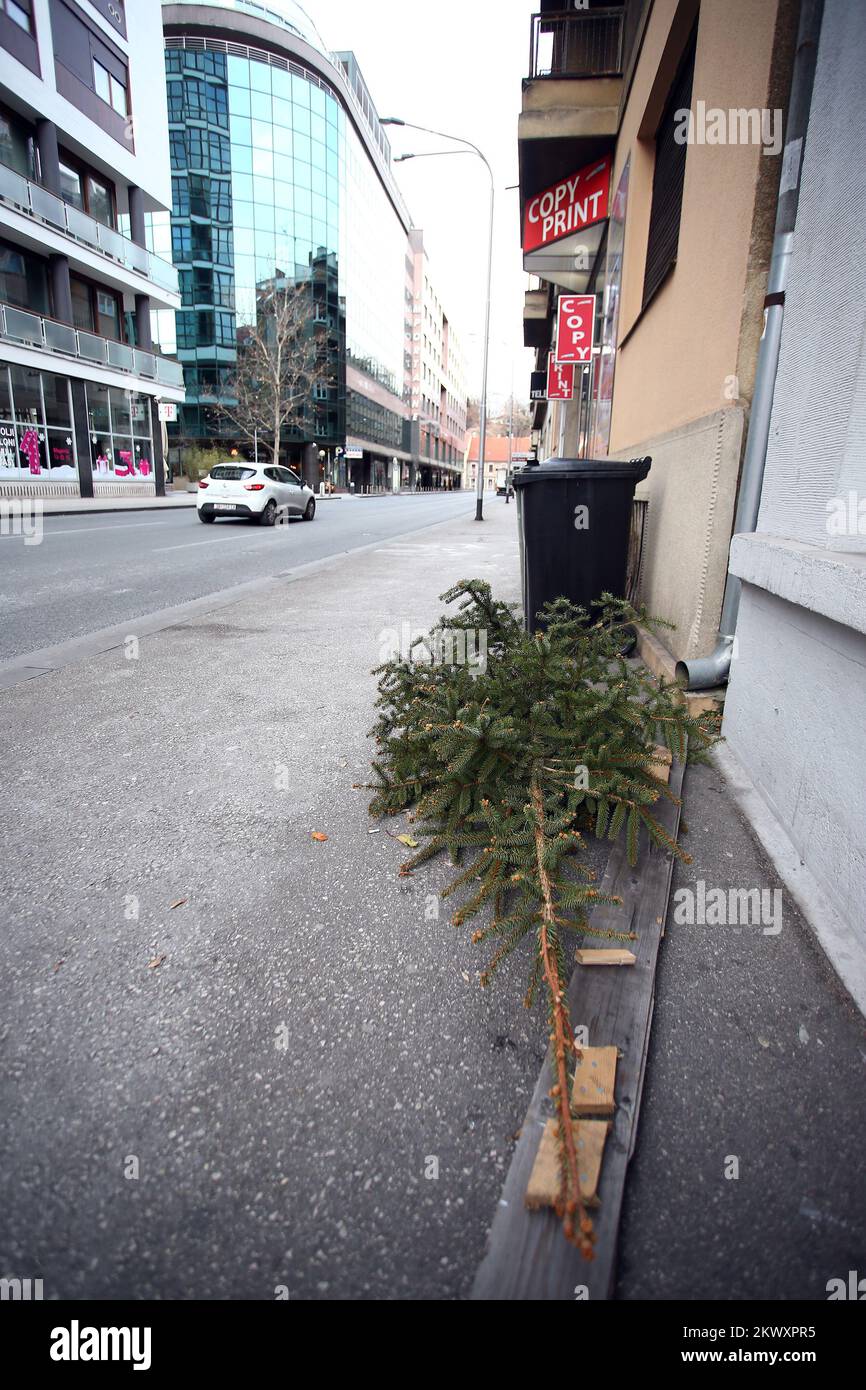 06.01.2017., Zagreb - Epiphanie aussi Théophanie ou trois Rois Journée marque la fin des vacances de Noël et le jour où les gens jettent le pin et le sapin. Banque D'Images