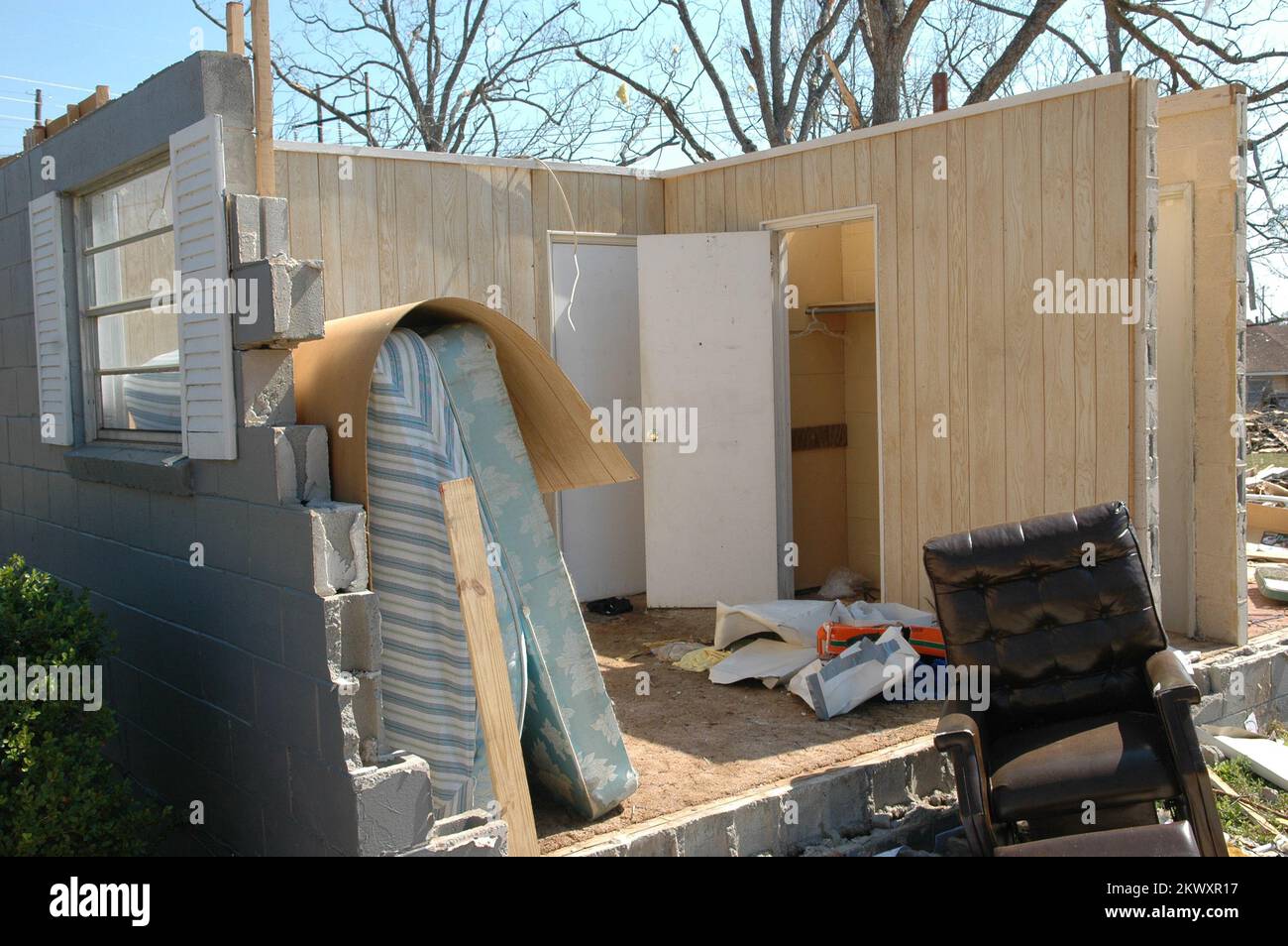 Tempêtes et tornades violentes, Americus, GA, 8 mars 2007 Une maison détruite par les tornades de Géorgie montre comment les placards intérieurs peuvent être plus sûrs que les chambres avec des murs extérieurs. Les tornades ont causé des dégâts considérables en Géorgie. Mark Wolfe/FEMA... Photographies relatives aux programmes, aux activités et aux fonctionnaires de gestion des catastrophes et des situations d'urgence Banque D'Images