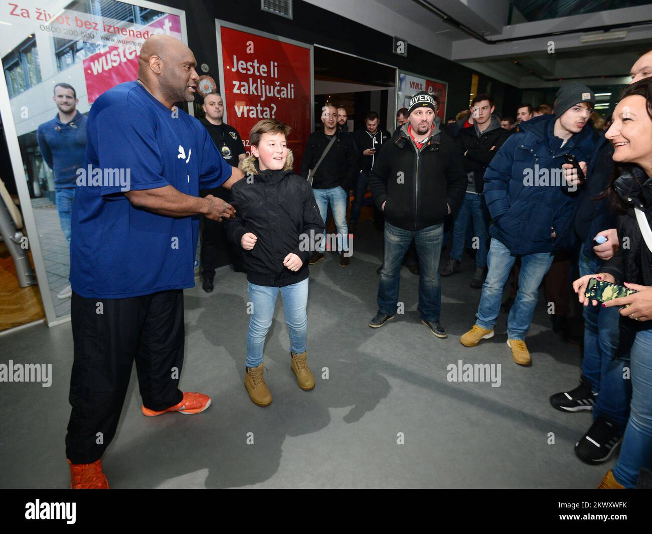 21.01.2017., Kutija sibica, Zagreb, Croatie - Robert Malcolm 'Bob' Sapp avec des fans avant le début du championnat de combat de Munja. Photo: Marko Prpic/PIXSELL Banque D'Images