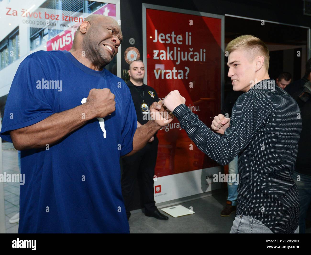 21.01.2017., Kutija sibica, Zagreb, Croatie - Robert Malcolm 'Bob' Sapp avec des fans avant le début du championnat de combat de Munja. Photo: Marko Prpic/PIXSELL Banque D'Images