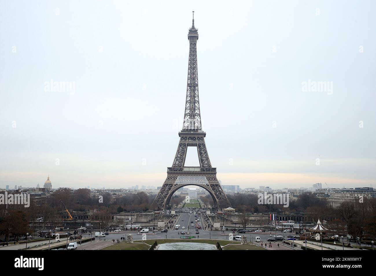 27.01.2017., Paris, France - la Tour Eiffel porte le nom de l'ingénieur Gustave Eiffel, dont la société a conçu et construit la tour. Construite de 1887 à 89 comme entrée de l'exposition mondiale de 1889, elle a été critiquée au départ par certains des plus grands artistes et intellectuels de France pour son design, mais elle est devenue une icône culturelle mondiale de la France et l'une des structures les plus reconnaissables au monde. La Tour Eiffel est le monument payé le plus visité au monde photo: Goran Stanzl/PIXSELL Banque D'Images
