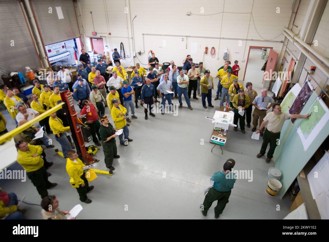 Feu de Warren Grove, feu de Warren Grove, NJ, 16 mai 2007 les pompiers sont informés au poste de commandement des incidents de Warren Park. Une déclaration d'aide à la gestion des incendies de la FEMA a été accordée pour le feu de feu de Warren Grove dans les comtés de Burlington et d'Ocean. La déclaration déclenche un financement fédéral pour rembourser les efforts des États et des sections locales en matière de lutte contre les incendies. Cela permettra aux pompiers de faire ce qu'ils doivent faire pour protéger les personnes et les biens et la FEMA aidera à couvrir les coûts. Andrea Booher/FEMA... Photographies relatives aux programmes, aux activités et aux fonctionnaires de gestion des catastrophes et des situations d'urgence Banque D'Images