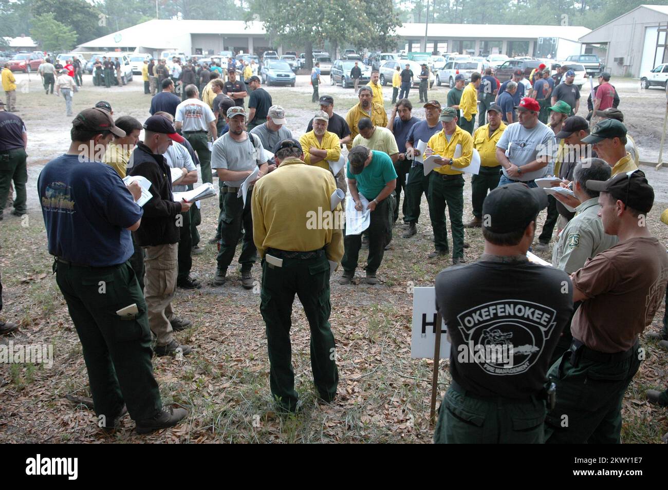 Comté de Charlton, GA, 18 mai 2007 le briefing du matin au poste de commandement des incidents pour le grand feu de virage. États-Unis L'Agence fédérale de gestion des urgences (FEMA) du ministère de la sécurité intérieure a autorisé quatre subventions d'aide à la gestion des incendies entre 18 avril et 10 mai 2007, afin d'aider la Géorgie à combattre les incendies dans quatre comtés. Mark Wolfe/FEMA... Photographies relatives aux programmes, aux activités et aux fonctionnaires de gestion des catastrophes et des situations d'urgence Banque D'Images