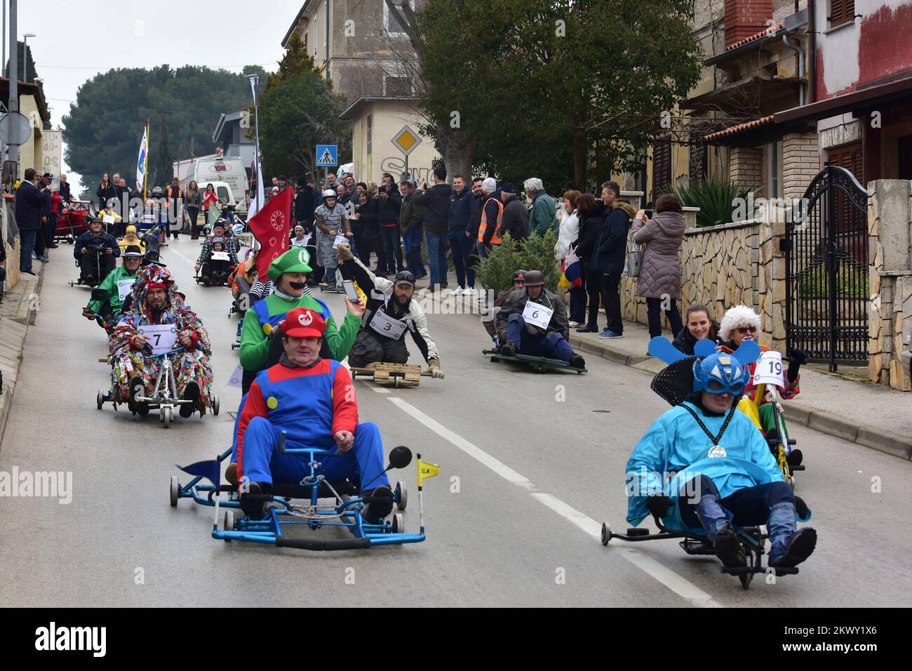 11.02.2017., Pula, Croatie - Balinjerada, course de brouettes dans le cadre d'événements de carnaval. Photo: Dusko Marusic/PIXSELL Banque D'Images