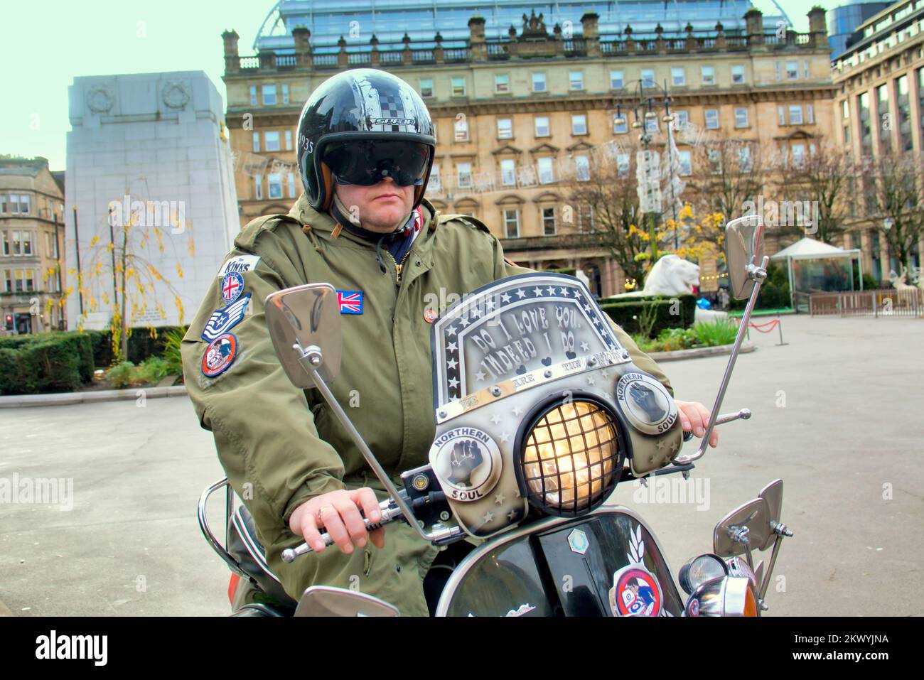 Glasgow, Écosse, Royaume-Uni 30th novembre 2022. George Square se prépare pour Noël et un membre du club de scooter de Glasgow pose dans le centre-ville avec son scooter emblématique mod dédié au mouvement et Fred perry en particulier. Gerard Ferry/Alay Live News Banque D'Images