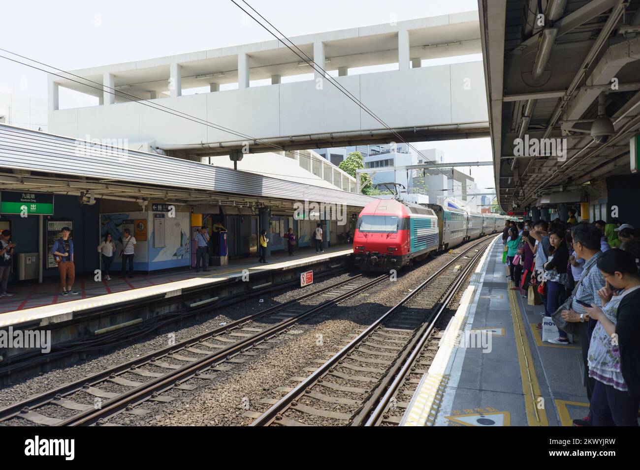 HONG KONG - 17 AVRIL 2015 : la gare de Mass Transit. MTR est le système ferroviaire de transit rapide de Hong Kong. C'est l'un des plus rentables Banque D'Images