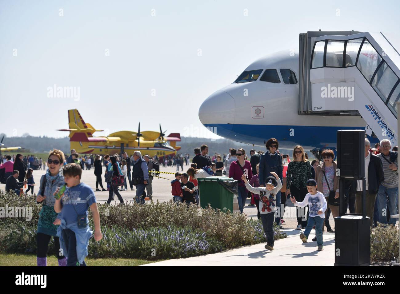 25.03.2017., Croatie, Pula - cérémonie marquant le 50th anniversaire du premier vol commercial à destination de l'aéroport de Pula. Avec un vol panoramique d'une demi-heure pour les étudiants qui ont participé au concours pour les cinquième et sixième années, et sur la façon dont ils voient l'avion de l'avenir. Les citoyens ont visité l'hélicoptère militaire Bell 206 Jet Ranger, l'avion Canadair CL 415 AirTractor AT-802 et PC-9M. Le groupe acrobatique Wings of Storm a été surpris à midi. Photo: Dusko Marusic/PIXSELL Banque D'Images