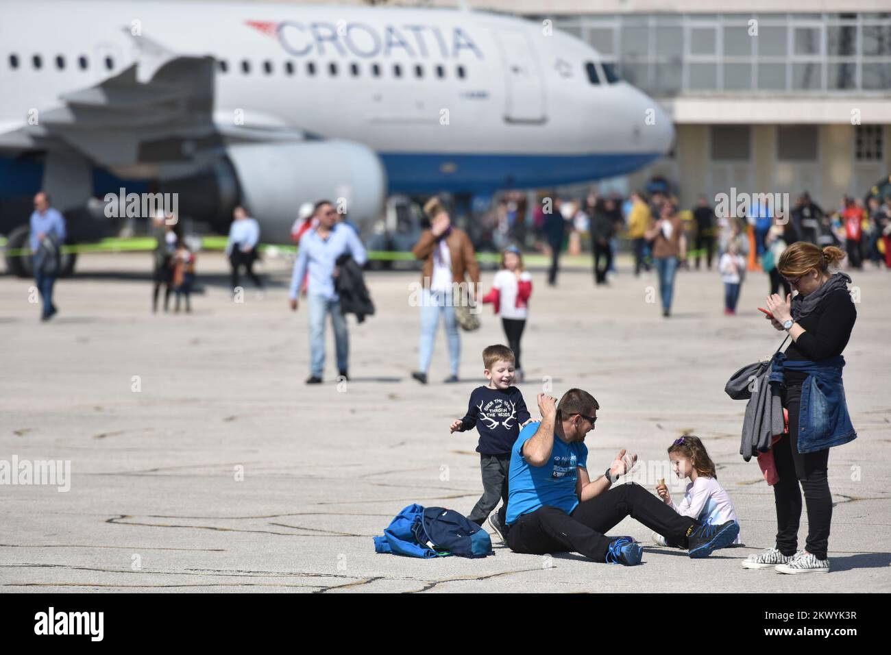 25.03.2017., Croatie, Pula - cérémonie marquant le 50th anniversaire du premier vol commercial à destination de l'aéroport de Pula. Avec un vol panoramique d'une demi-heure pour les étudiants qui ont participé au concours pour les cinquième et sixième années, et sur la façon dont ils voient l'avion de l'avenir. Les citoyens ont visité l'hélicoptère militaire Bell 206 Jet Ranger, l'avion Canadair CL 415 AirTractor AT-802 et PC-9M. Le groupe acrobatique Wings of Storm a été surpris à midi. Photo: Dusko Marusic/PIXSELL Banque D'Images