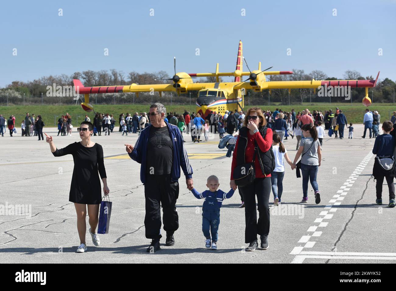 25.03.2017., Croatie, Pula - cérémonie marquant le 50th anniversaire du premier vol commercial à destination de l'aéroport de Pula. Avec un vol panoramique d'une demi-heure pour les étudiants qui ont participé au concours pour les cinquième et sixième années, et sur la façon dont ils voient l'avion de l'avenir. Les citoyens ont visité l'hélicoptère militaire Bell 206 Jet Ranger, l'avion Canadair CL 415 AirTractor AT-802 et PC-9M. Le groupe acrobatique Wings of Storm a été surpris à midi. Photo: Dusko Marusic/PIXSELL Banque D'Images