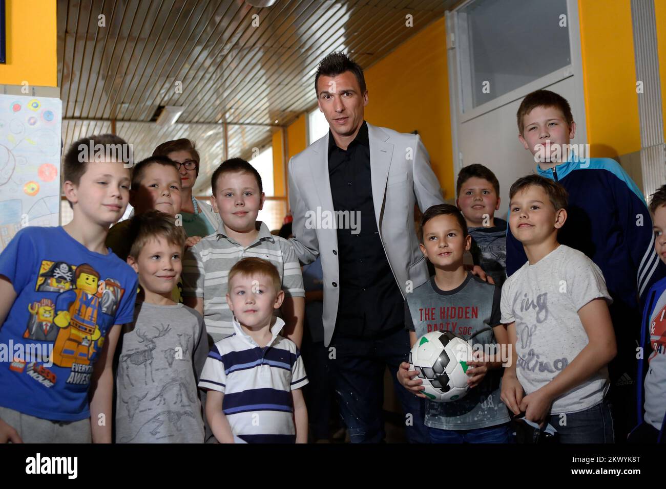 25.03.2017., Croatie, Slavonski Brod - la remise du don de jouets didactiques, aides à la prestation de soins médicaux aux jeunes patients du Département de pédiatrie, Hôpital général Dr. Joseph Bencevic. Jouets donné joueur de football Mario Mandzukic. Photo: Ivica Galovic/PIXSELL Banque D'Images