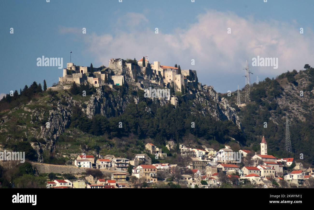 27.03.2017., Klis, Croatie - Une forteresse médiévale située au-dessus d'un village portant le même nom, près de la ville de Split, dans le centre de la Dalmatie. De son origine en tant que petit bastion construit par l'ancienne tribu des Dalmatae, devenant un château royal qui fut le siège de nombreux rois croates, à son développement final en tant que grande forteresse pendant les guerres ottomanes en Europe, la forteresse de Klis a gardé la frontière, être perdu et conquis plusieurs fois tout au long de son histoire de plus de deux mille ans. Photo: Ivo Cagalj/PIXSELL Banque D'Images