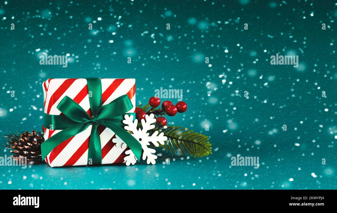 Arrière-plan du concept de Noël. Cadeau de Noël, décoration de noël et flocons de neige avec espace pour le texte sur fond bleu Banque D'Images