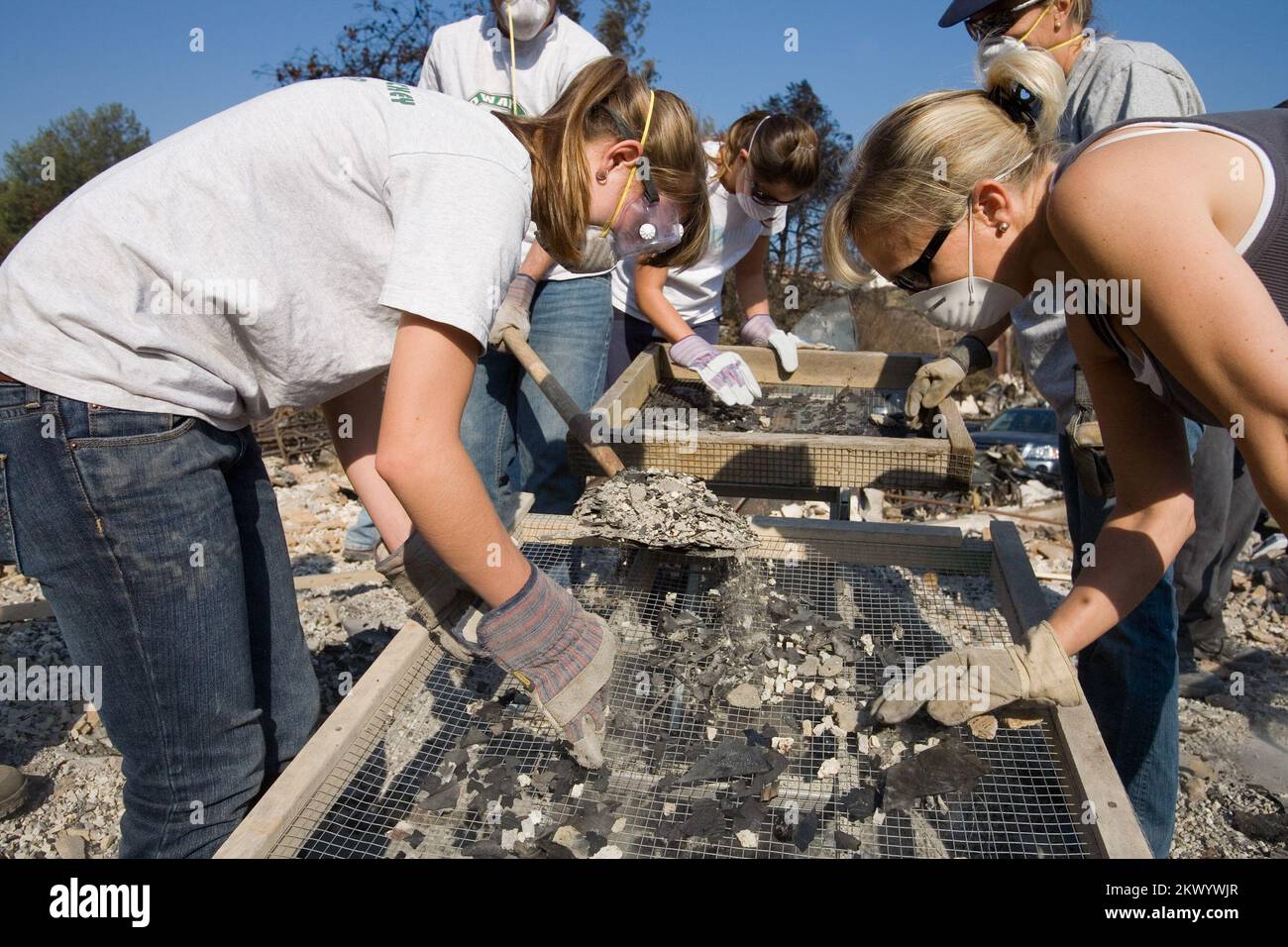 Les feux de forêt, Rancho Bernardo, CA, 26 octobre 2007 amis et bénévoles se pident dans les maisons des résidents à la recherche d'objets de valeur dans le quartier Rancho Bernardo. Andrea Booher/FEMA... Photographies relatives aux programmes, aux activités et aux fonctionnaires de gestion des catastrophes et des situations d'urgence Banque D'Images