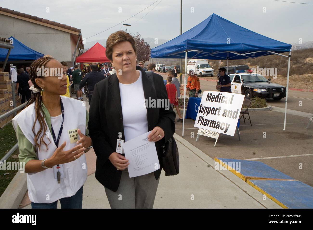 Feux de forêt, Rancho Bernardo, CA, administrateur de la région 9 de la FEMA de 27 octobre 2007, Nancy Ward, et directeur du centre d'assistance local, centre d'excursion où les résidents touchés par les incendies peuvent obtenir une aide d'État et fédérale après les incendies dévastateurs de San Diego. Andrea Booher/FEMA... Photographies relatives aux programmes, aux activités et aux fonctionnaires de gestion des catastrophes et des situations d'urgence Banque D'Images