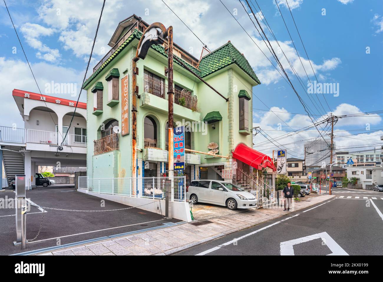 kyushu, japon - déc 11 2021: La coopérative d'agriculture de perles Nagasaki Umi-no-kan vendant des coraux, des tortoiseshells, des perles et des shellfets japonais avec un Banque D'Images