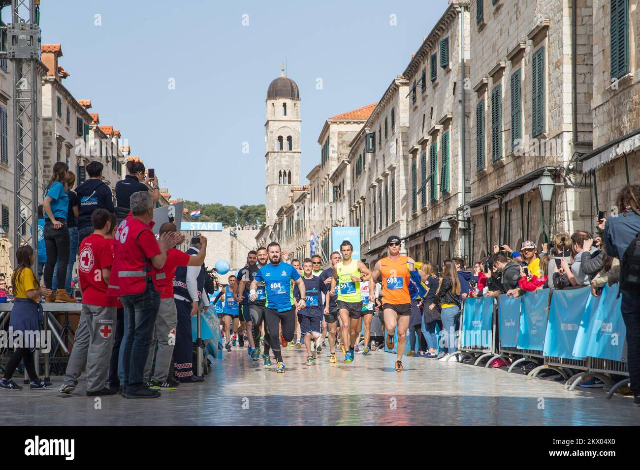 30.04.2017., Dubrovnik - le point fort du Motion - Runnerss’ Days Dubrovnik est la course de semi-marathon. Le semi-marathon de Dubrovnik est la course avec une approbation cinq étoiles par European Athletics. La route du semi-marathon est de 21,1 kilomètres de long avec le départ et la fin sur Stradun, la rue la plus célèbre et la plus longue de Dubrovnik et continue à l'extérieur de la vieille ville jusqu'à la Rijeka dubrovacka. Photo: Grgo Jelavic/PIXSELL Banque D'Images
