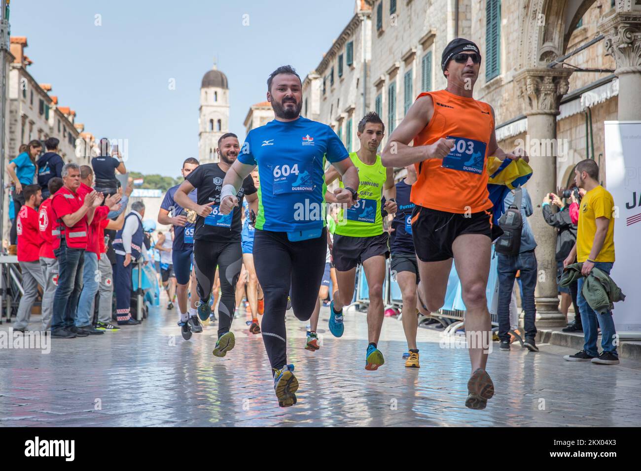 30.04.2017., Dubrovnik - le point fort du Motion - Runnerss’ Days Dubrovnik est la course de semi-marathon. Le semi-marathon de Dubrovnik est la course avec une approbation cinq étoiles par European Athletics. La route du semi-marathon est de 21,1 kilomètres de long avec le départ et la fin sur Stradun, la rue la plus célèbre et la plus longue de Dubrovnik et continue à l'extérieur de la vieille ville jusqu'à la Rijeka dubrovacka. Photo: Grgo Jelavic/PIXSELL Banque D'Images