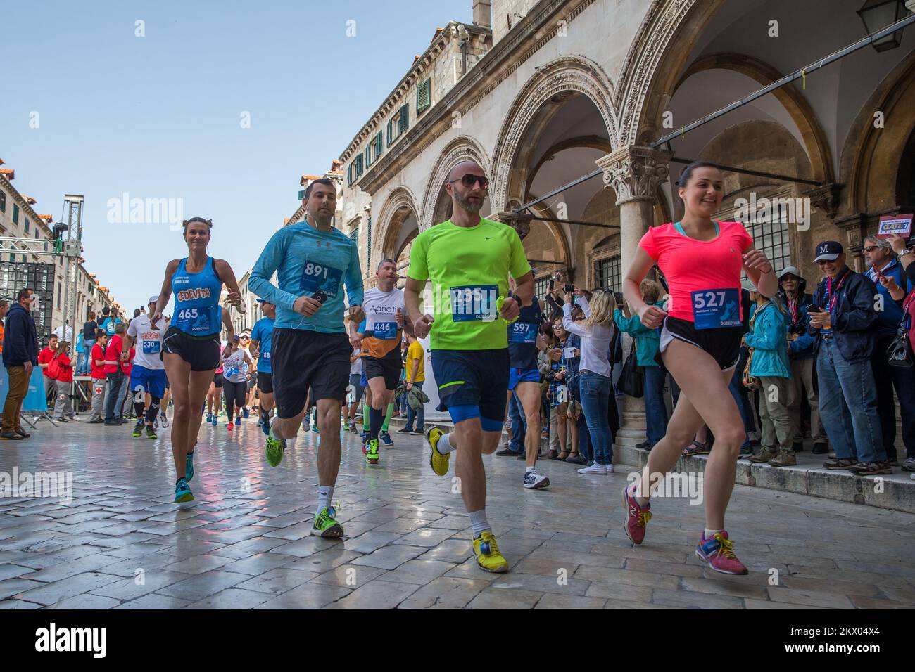 30.04.2017., Dubrovnik - le point fort du Motion - Runnerss’ Days Dubrovnik est la course de semi-marathon. Le semi-marathon de Dubrovnik est la course avec une approbation cinq étoiles par European Athletics. La route du semi-marathon est de 21,1 kilomètres de long avec le départ et la fin sur Stradun, la rue la plus célèbre et la plus longue de Dubrovnik et continue à l'extérieur de la vieille ville jusqu'à la Rijeka dubrovacka. Photo: Grgo Jelavic/PIXSELL Banque D'Images