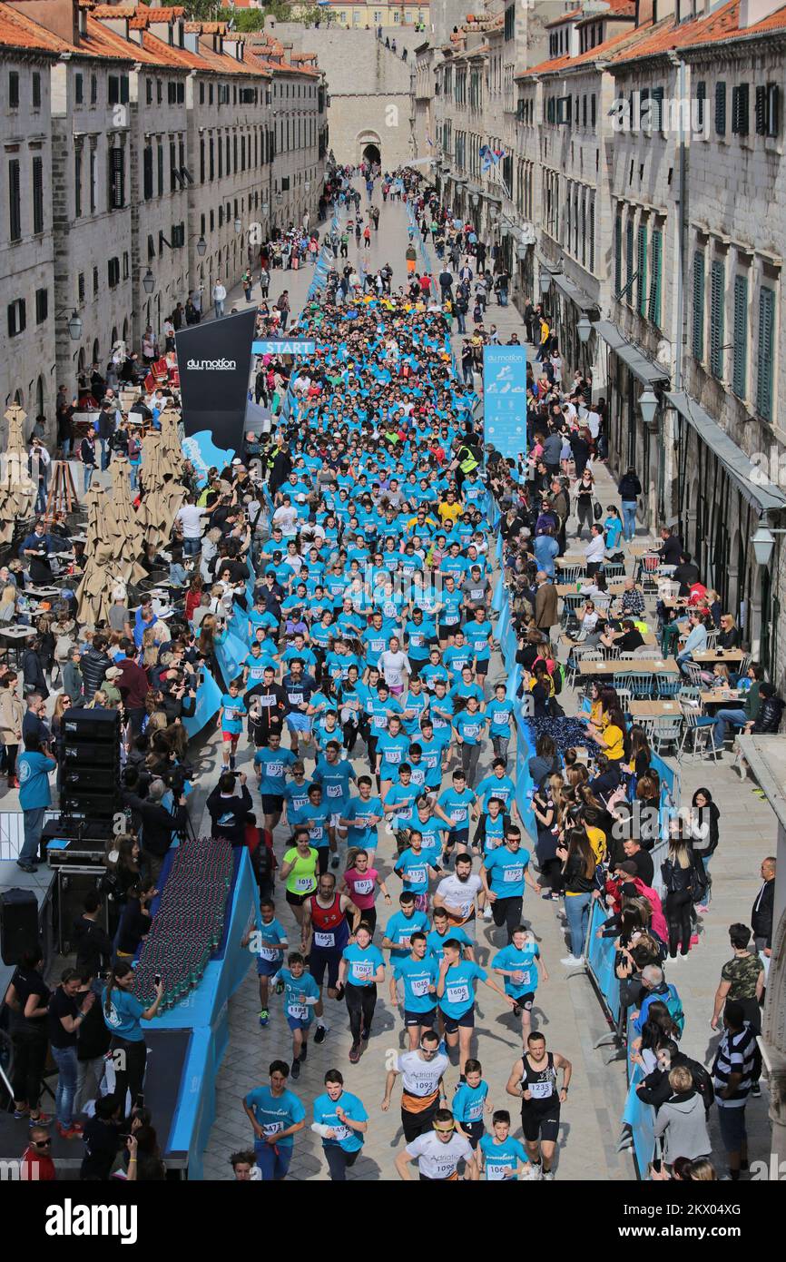 30.04.2017., Dubrovnik - le point fort du Motion - Runnerss’ Days Dubrovnik est la course de semi-marathon. Le semi-marathon de Dubrovnik est la course avec une approbation cinq étoiles par European Athletics. La route du semi-marathon est de 21,1 kilomètres de long avec le départ et la fin sur Stradun, la rue la plus célèbre et la plus longue de Dubrovnik et continue à l'extérieur de la vieille ville jusqu'à la Rijeka dubrovacka. Photo: Grgo Jelavic/PIXSELL Banque D'Images