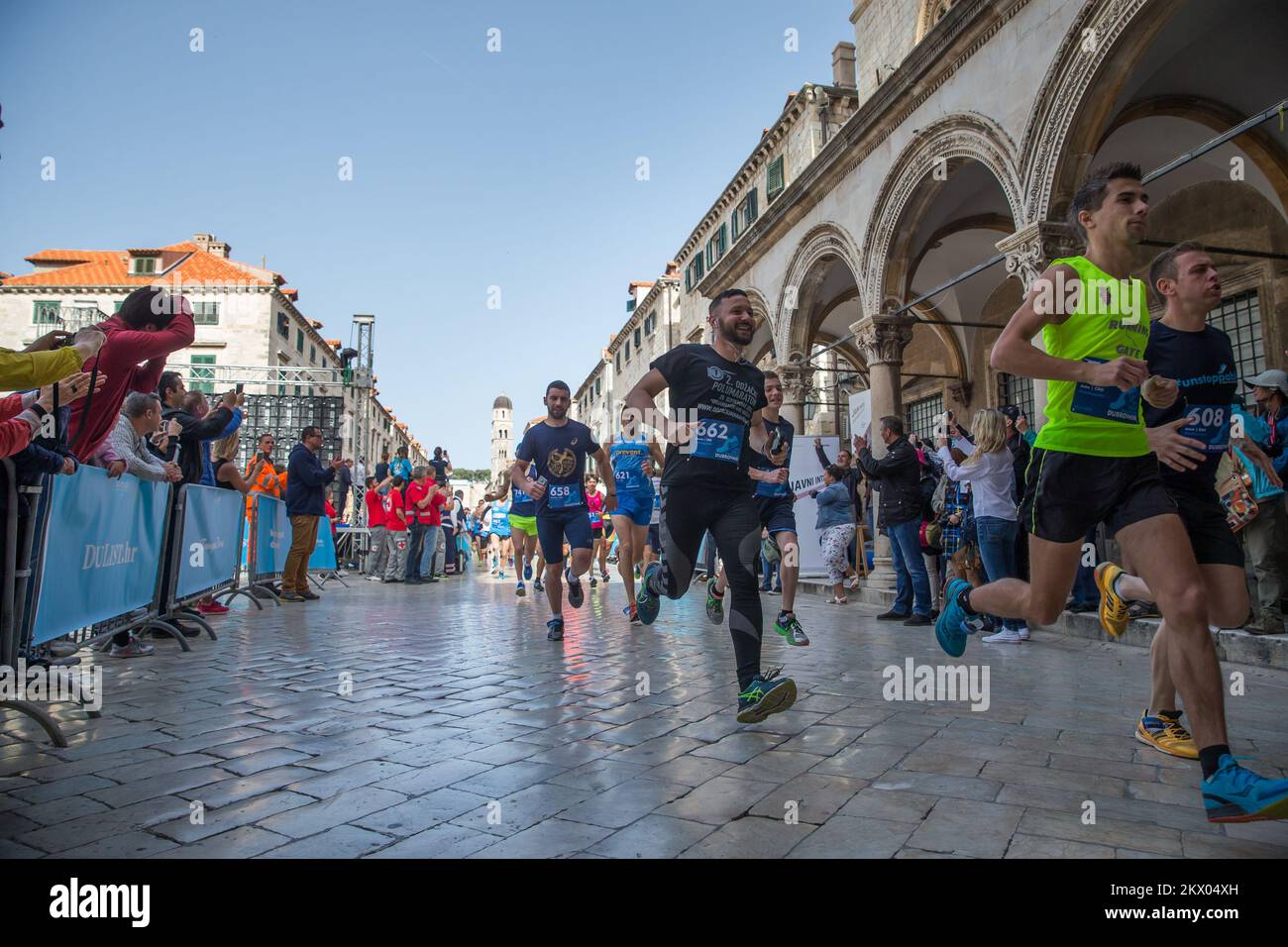 30.04.2017., Dubrovnik - le point fort du Motion - Runnerss’ Days Dubrovnik est la course de semi-marathon. Le semi-marathon de Dubrovnik est la course avec une approbation cinq étoiles par European Athletics. La route du semi-marathon est de 21,1 kilomètres de long avec le départ et la fin sur Stradun, la rue la plus célèbre et la plus longue de Dubrovnik et continue à l'extérieur de la vieille ville jusqu'à la Rijeka dubrovacka. Photo: Grgo Jelavic/PIXSELL Banque D'Images