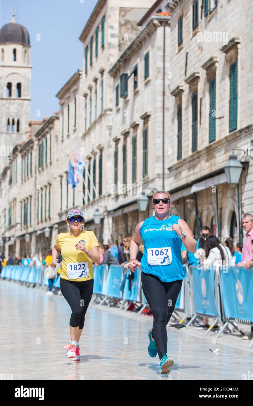 30.04.2017., Dubrovnik, Croatie - le point fort du Motion - les jours des coureurs Dubrovnik est la course de semi-marathon. Le semi-marathon de Dubrovnik est la course avec une approbation cinq étoiles par European Athletics. La route du semi-marathon est de 21,1 kilomètres de long avec le départ et la fin sur Stradun, la rue la plus célèbre et la plus longue de Dubrovnik et continue à l'extérieur de la vieille ville jusqu'à la Rijeka dubrovacka. Photo: Grgo Jelavic/PIXSELL Banque D'Images