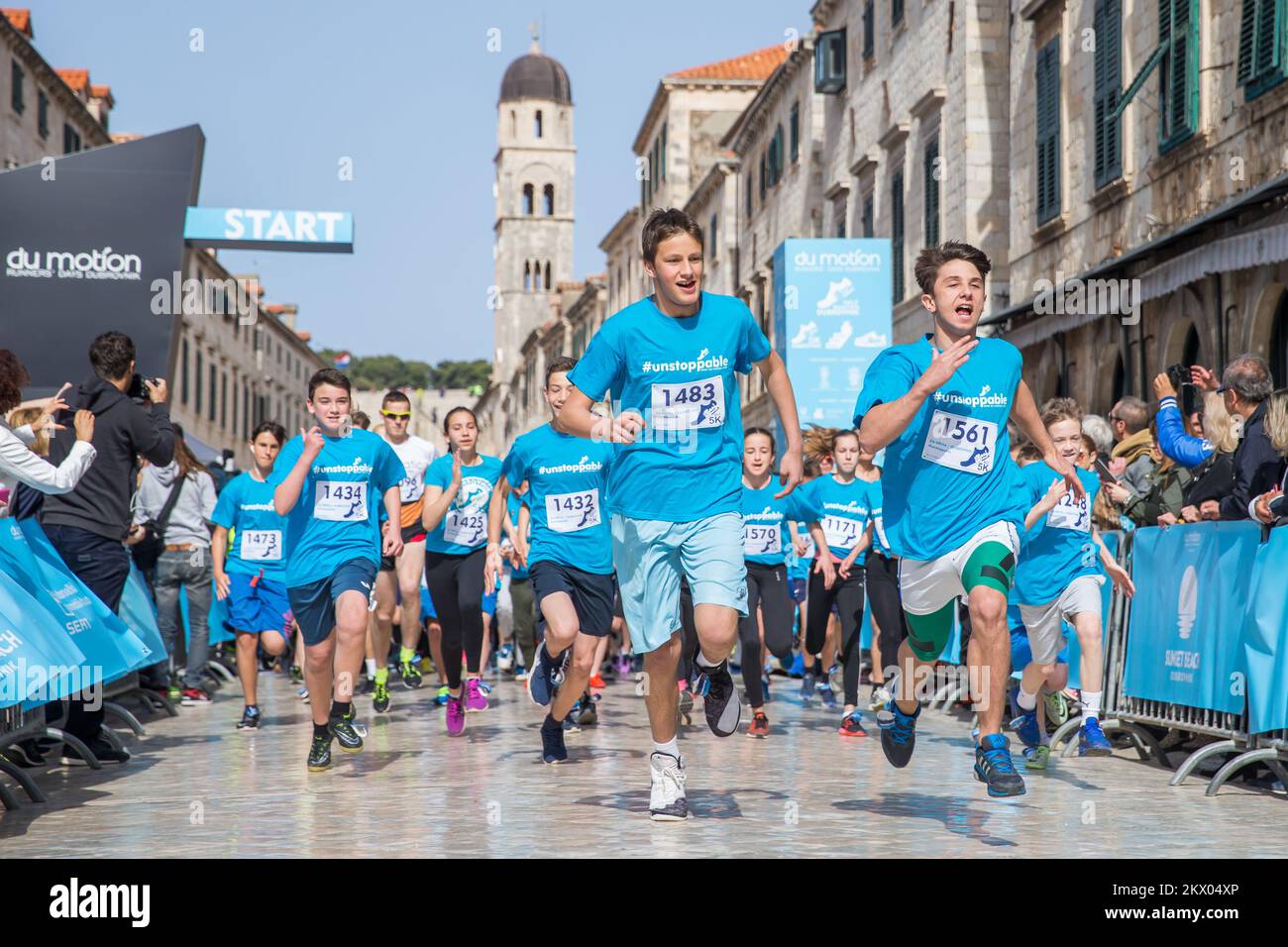30.04.2017., Dubrovnik - le point fort du Motion - Runnerss’ Days Dubrovnik est la course de semi-marathon. Le semi-marathon de Dubrovnik est la course avec une approbation cinq étoiles par European Athletics. La route du semi-marathon est de 21,1 kilomètres de long avec le départ et la fin sur Stradun, la rue la plus célèbre et la plus longue de Dubrovnik et continue à l'extérieur de la vieille ville jusqu'à la Rijeka dubrovacka. Photo: Grgo Jelavic/PIXSELL Banque D'Images