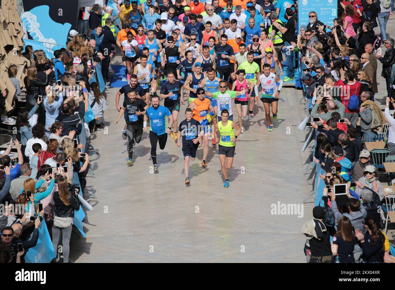 30.04.2017., Dubrovnik - le point fort du Motion - Runnerss’ Days Dubrovnik est la course de semi-marathon. Le semi-marathon de Dubrovnik est la course avec une approbation cinq étoiles par European Athletics. La route du semi-marathon est de 21,1 kilomètres de long avec le départ et la fin sur Stradun, la rue la plus célèbre et la plus longue de Dubrovnik et continue à l'extérieur de la vieille ville jusqu'à la Rijeka dubrovacka. Photo: Grgo Jelavic/PIXSELL Banque D'Images