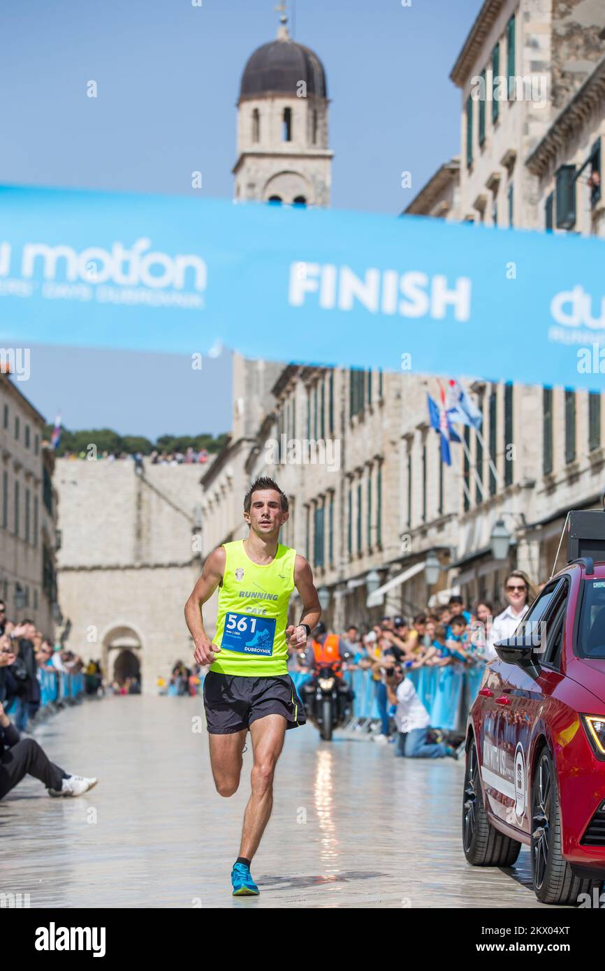 30.04.2017., Dubrovnik, Croatie - le point fort du Motion - les jours des coureurs Dubrovnik est la course de semi-marathon. Le semi-marathon de Dubrovnik est la course avec une approbation cinq étoiles par European Athletics. La route du semi-marathon est de 21,1 kilomètres de long avec le départ et la fin sur Stradun, la rue la plus célèbre et la plus longue de Dubrovnik et continue à l'extérieur de la vieille ville jusqu'à la Rijeka dubrovacka. Le gagnant du semi-marathon de Dubrovnik est Ante Zivkovic de Metkovic avec le temps 1:16:02. Photo: Grgo Jelavic/PIXSELL Banque D'Images