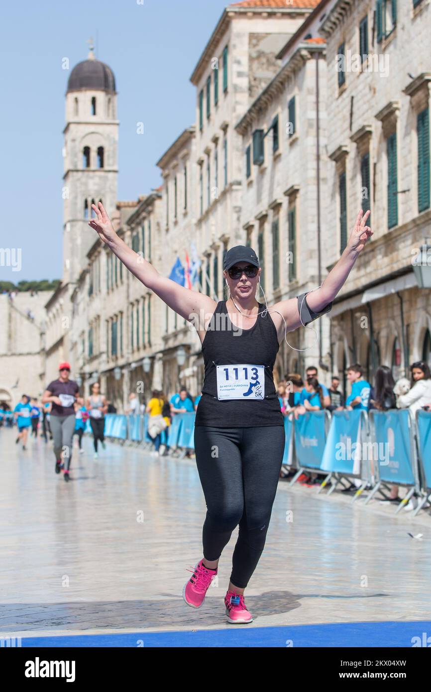 30.04.2017., Dubrovnik, Croatie - le point fort du Motion - les jours des coureurs Dubrovnik est la course de semi-marathon. Le semi-marathon de Dubrovnik est la course avec une approbation cinq étoiles par European Athletics. La route du semi-marathon est de 21,1 kilomètres de long avec le départ et la fin sur Stradun, la rue la plus célèbre et la plus longue de Dubrovnik et continue à l'extérieur de la vieille ville jusqu'à la Rijeka dubrovacka. Photo: Grgo Jelavic/PIXSELL Banque D'Images