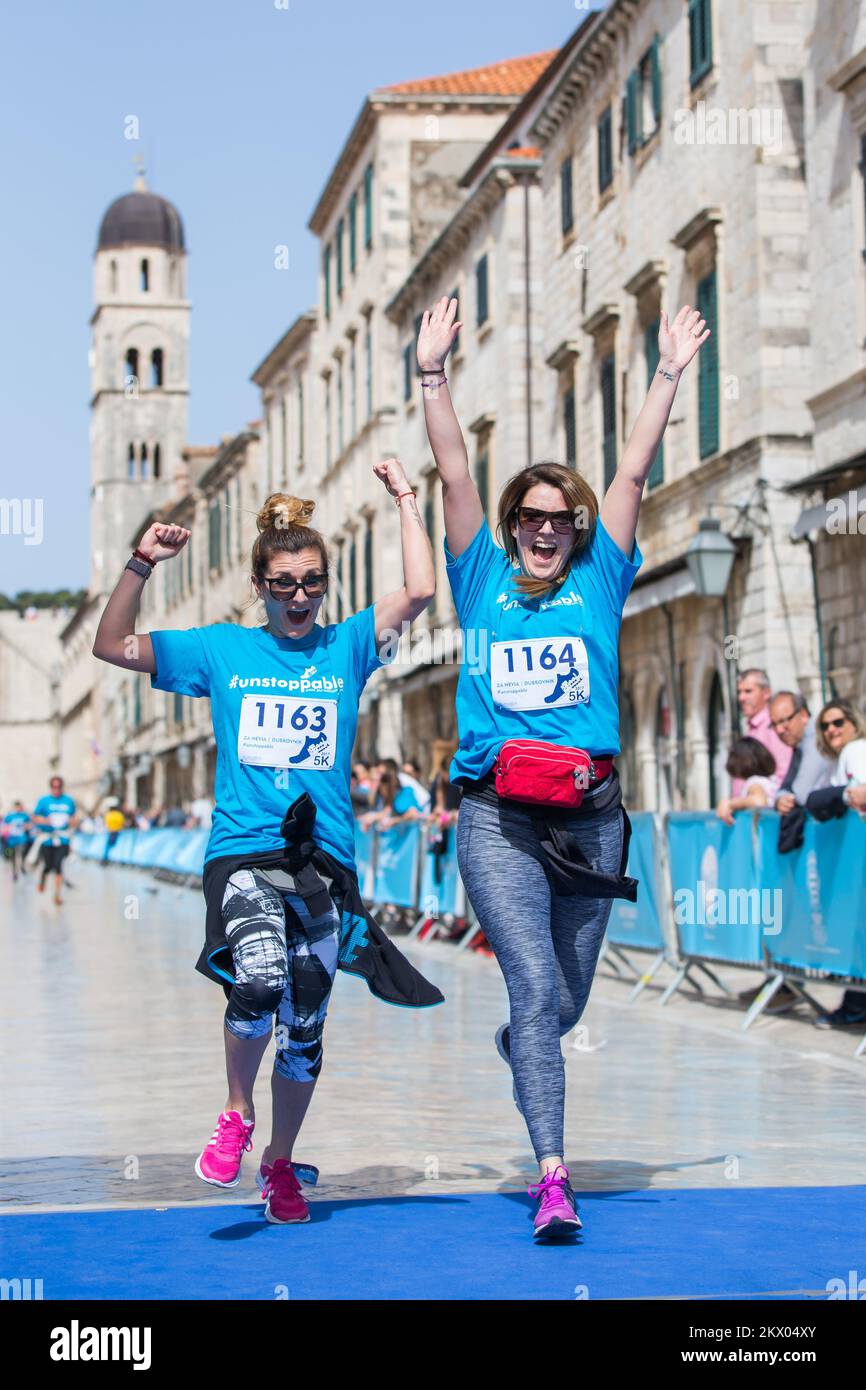 30.04.2017., Dubrovnik, Croatie - le point fort du Motion - les jours des coureurs Dubrovnik est la course de semi-marathon. Le semi-marathon de Dubrovnik est la course avec une approbation cinq étoiles par European Athletics. La route du semi-marathon est de 21,1 kilomètres de long avec le départ et la fin sur Stradun, la rue la plus célèbre et la plus longue de Dubrovnik et continue à l'extérieur de la vieille ville jusqu'à la Rijeka dubrovacka. Photo: Grgo Jelavic/PIXSELL Banque D'Images