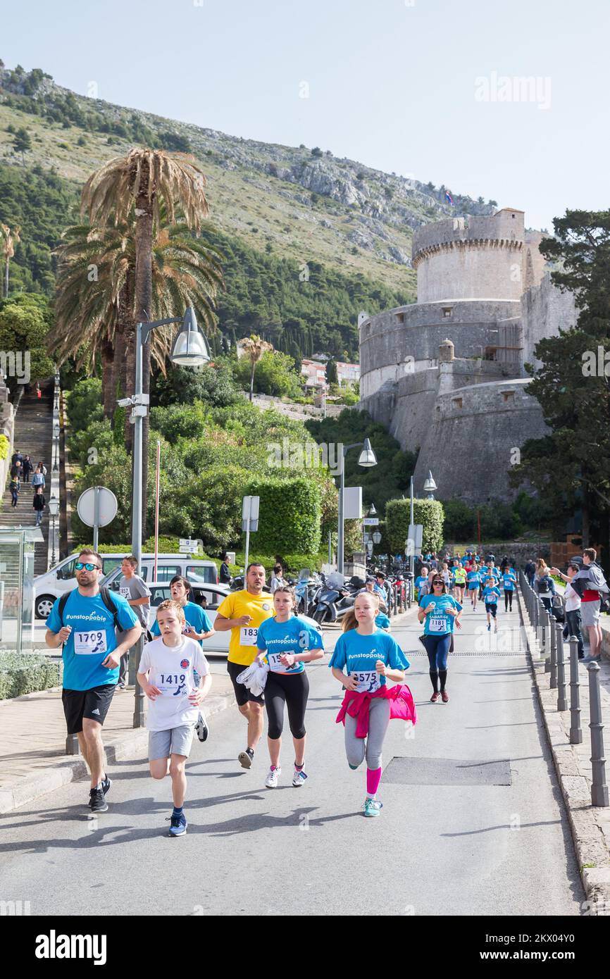 30.04.2017., Dubrovnik - le point fort du Motion - Runnerss’ Days Dubrovnik est la course de semi-marathon. Le semi-marathon de Dubrovnik est la course avec une approbation cinq étoiles par European Athletics. La route du semi-marathon est de 21,1 kilomètres de long avec le départ et la fin sur Stradun, la rue la plus célèbre et la plus longue de Dubrovnik et continue à l'extérieur de la vieille ville jusqu'à la Rijeka dubrovacka. Photo: Grgo Jelavic/PIXSELL Banque D'Images