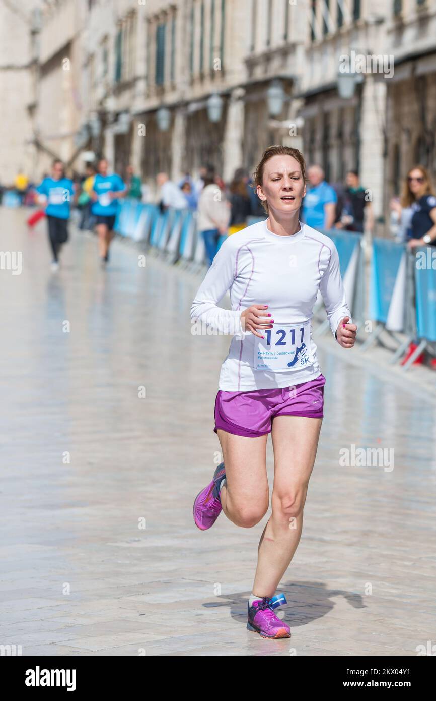 30.04.2017., Dubrovnik, Croatie - le point fort du Motion - les jours des coureurs Dubrovnik est la course de semi-marathon. Le semi-marathon de Dubrovnik est la course avec une approbation cinq étoiles par European Athletics. La route du semi-marathon est de 21,1 kilomètres de long avec le départ et la fin sur Stradun, la rue la plus célèbre et la plus longue de Dubrovnik et continue à l'extérieur de la vieille ville jusqu'à la Rijeka dubrovacka. Photo: Grgo Jelavic/PIXSELL Banque D'Images