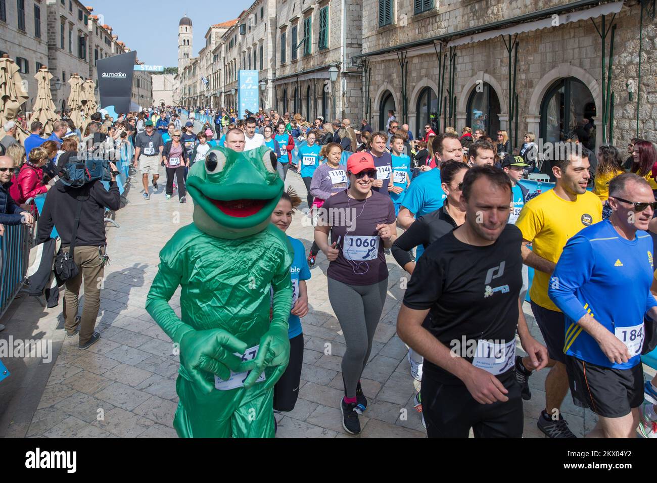 30.04.2017., Dubrovnik - le point fort du Motion - Runnerss’ Days Dubrovnik est la course de semi-marathon. Le semi-marathon de Dubrovnik est la course avec une approbation cinq étoiles par European Athletics. La route du semi-marathon est de 21,1 kilomètres de long avec le départ et la fin sur Stradun, la rue la plus célèbre et la plus longue de Dubrovnik et continue à l'extérieur de la vieille ville jusqu'à la Rijeka dubrovacka. Photo: Grgo Jelavic/PIXSELL Banque D'Images
