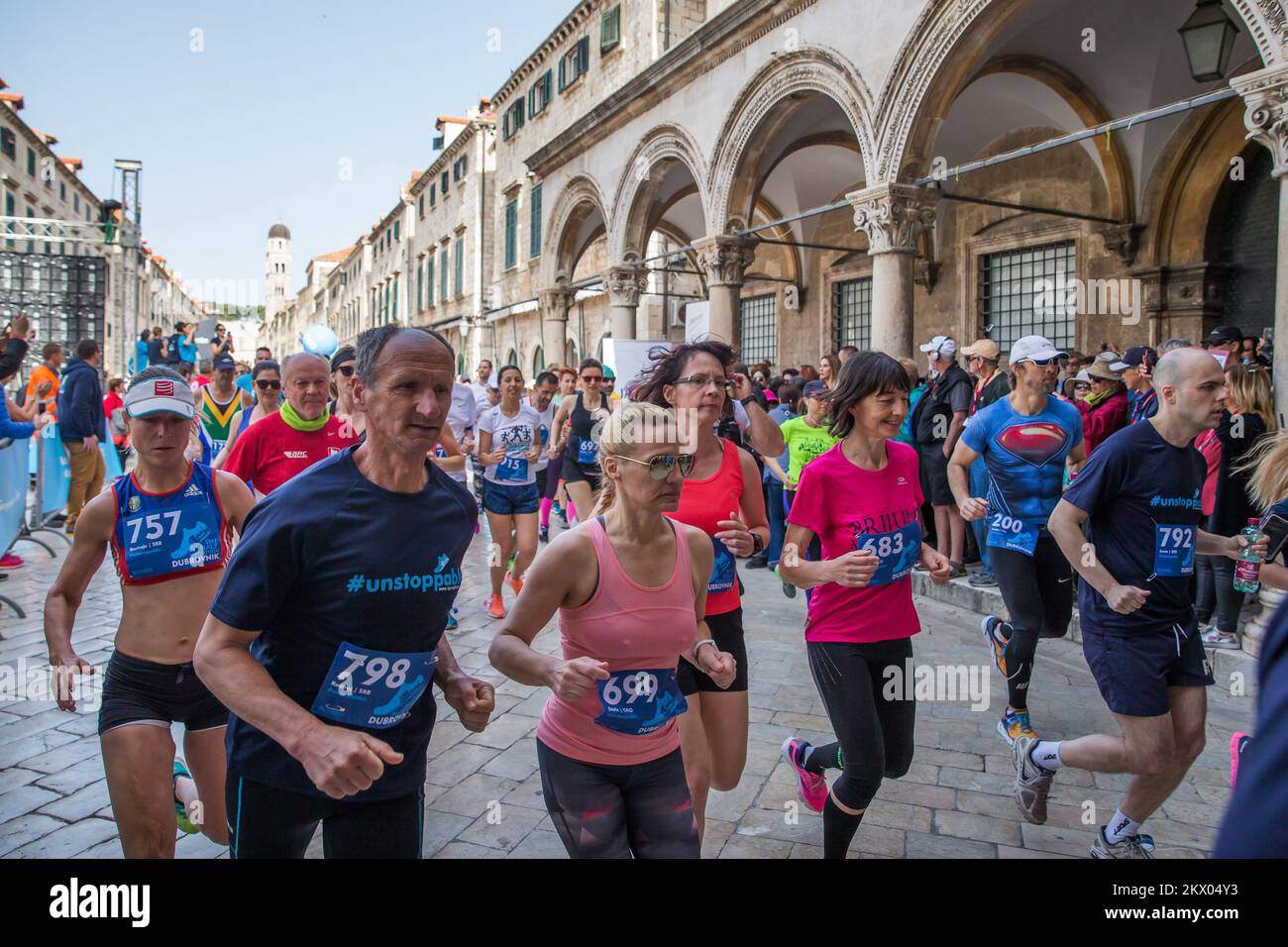 30.04.2017., Dubrovnik - le point fort du Motion - Runnerss’ Days Dubrovnik est la course de semi-marathon. Le semi-marathon de Dubrovnik est la course avec une approbation cinq étoiles par European Athletics. La route du semi-marathon est de 21,1 kilomètres de long avec le départ et la fin sur Stradun, la rue la plus célèbre et la plus longue de Dubrovnik et continue à l'extérieur de la vieille ville jusqu'à la Rijeka dubrovacka. Photo: Grgo Jelavic/PIXSELL Banque D'Images