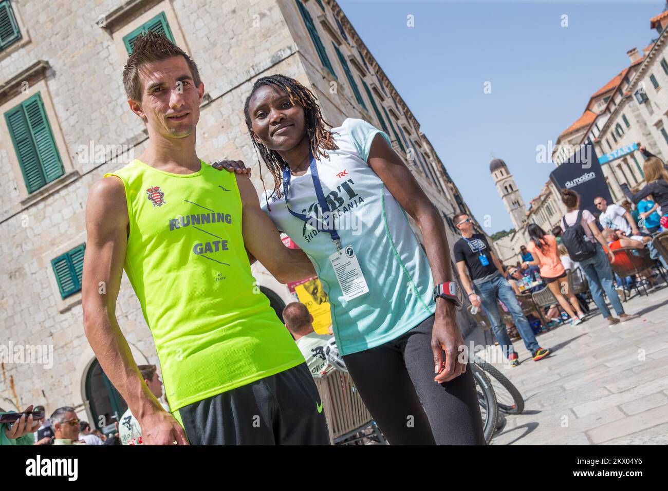 30.04.2017., Dubrovnik, Croatie - le point fort du Motion - les jours des coureurs Dubrovnik est la course de semi-marathon. Le semi-marathon de Dubrovnik est la course avec une approbation cinq étoiles par European Athletics. La route du semi-marathon est de 21,1 kilomètres de long avec le départ et la fin sur Stradun, la rue la plus célèbre et la plus longue de Dubrovnik et continue à l'extérieur de la vieille ville jusqu'à la Rijeka dubrovacka. Vainqueurs du semi-marathon de Dubrovnik Ante Zivkovic de Metkovic (1:16:02) et Lucia Kimani de Bosnie et Hercegovina (1:25:01). Photo: Grgo Jelavic/PIXSELL Banque D'Images