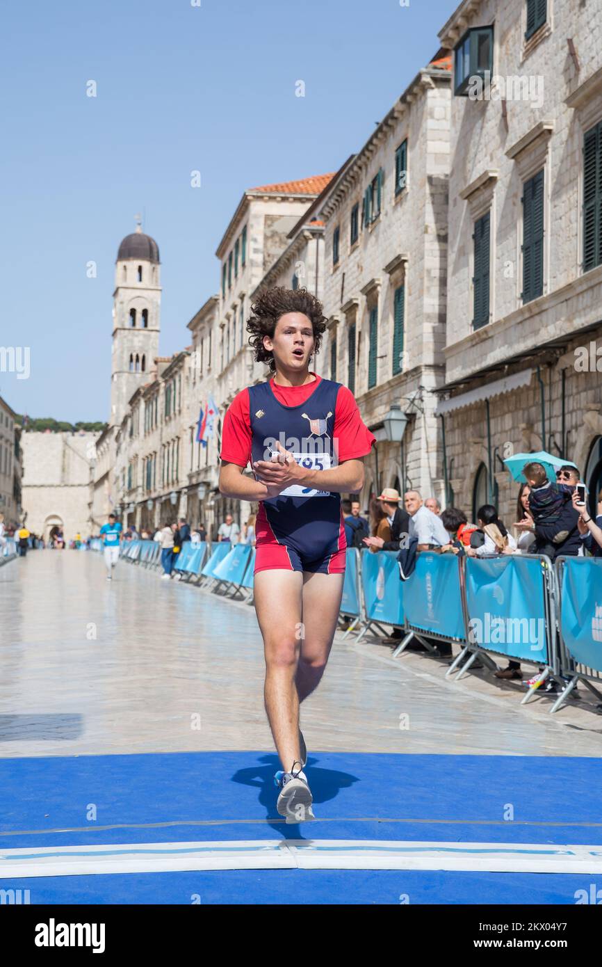 30.04.2017., Dubrovnik, Croatie - le point fort du Motion - les jours des coureurs Dubrovnik est la course de semi-marathon. Le semi-marathon de Dubrovnik est la course avec une approbation cinq étoiles par European Athletics. La route du semi-marathon est de 21,1 kilomètres de long avec le départ et la fin sur Stradun, la rue la plus célèbre et la plus longue de Dubrovnik et continue à l'extérieur de la vieille ville jusqu'à la Rijeka dubrovacka. Photo: Grgo Jelavic/PIXSELL Banque D'Images