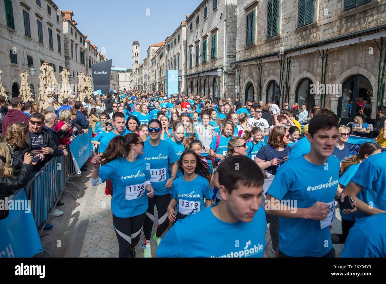 30.04.2017., Dubrovnik - le point fort du Motion - Runnerss’ Days Dubrovnik est la course de semi-marathon. Le semi-marathon de Dubrovnik est la course avec une approbation cinq étoiles par European Athletics. La route du semi-marathon est de 21,1 kilomètres de long avec le départ et la fin sur Stradun, la rue la plus célèbre et la plus longue de Dubrovnik et continue à l'extérieur de la vieille ville jusqu'à la Rijeka dubrovacka. Photo: Grgo Jelavic/PIXSELL Banque D'Images