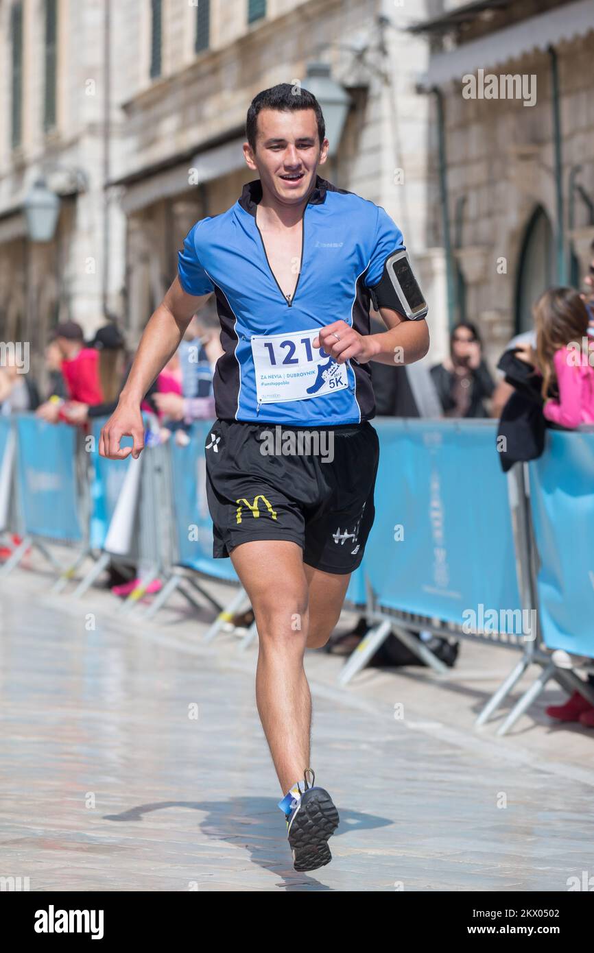 30.04.2017., Dubrovnik, Croatie - le point fort du Motion - les jours des coureurs Dubrovnik est la course de semi-marathon. Le semi-marathon de Dubrovnik est la course avec une approbation cinq étoiles par European Athletics. La route du semi-marathon est de 21,1 kilomètres de long avec le départ et la fin sur Stradun, la rue la plus célèbre et la plus longue de Dubrovnik et continue à l'extérieur de la vieille ville jusqu'à la Rijeka dubrovacka. Photo: Grgo Jelavic/PIXSELL Banque D'Images