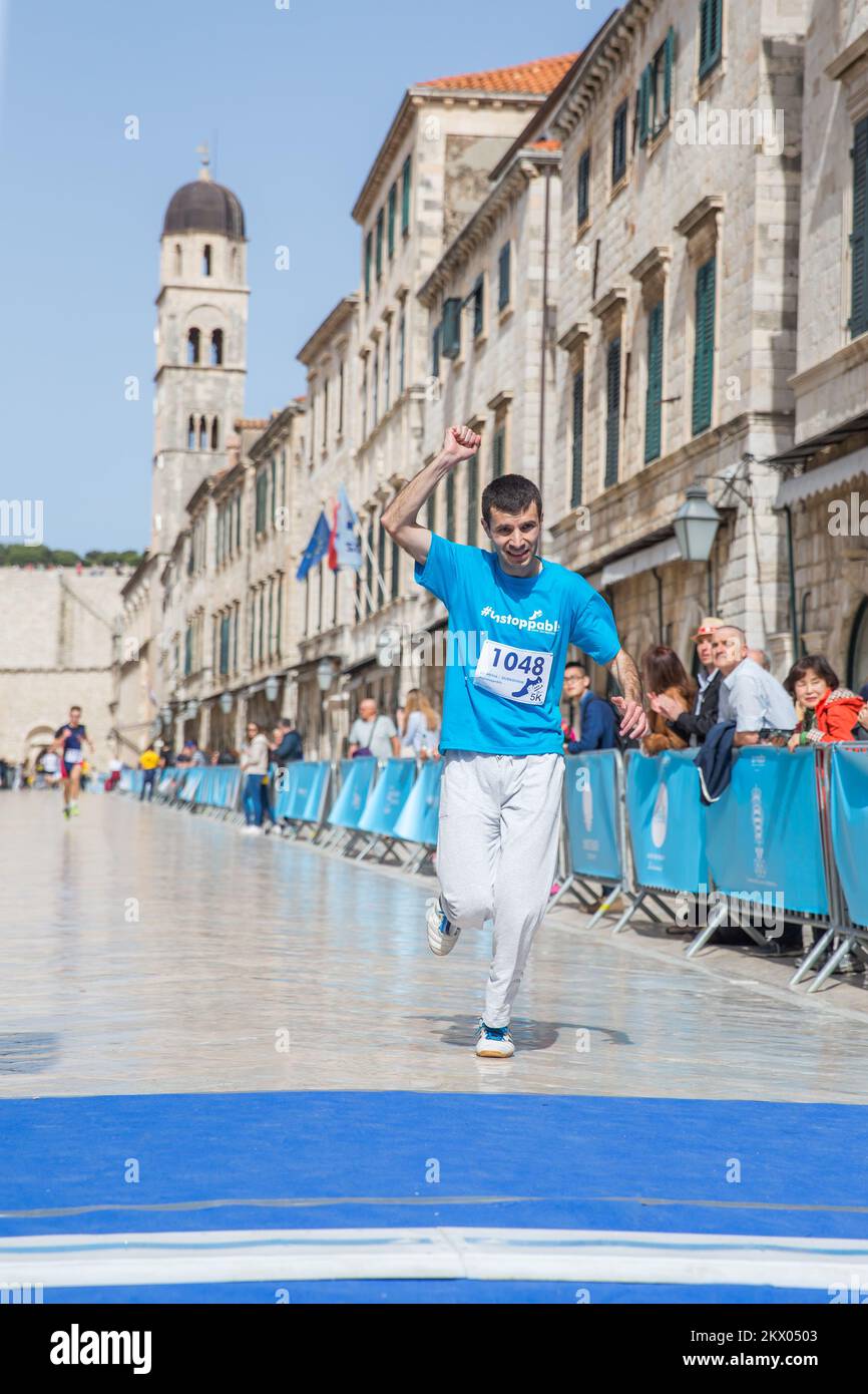 30.04.2017., Dubrovnik, Croatie - le point fort du Motion - les jours des coureurs Dubrovnik est la course de semi-marathon. Le semi-marathon de Dubrovnik est la course avec une approbation cinq étoiles par European Athletics. La route du semi-marathon est de 21,1 kilomètres de long avec le départ et la fin sur Stradun, la rue la plus célèbre et la plus longue de Dubrovnik et continue à l'extérieur de la vieille ville jusqu'à la Rijeka dubrovacka. Photo: Grgo Jelavic/PIXSELL Banque D'Images
