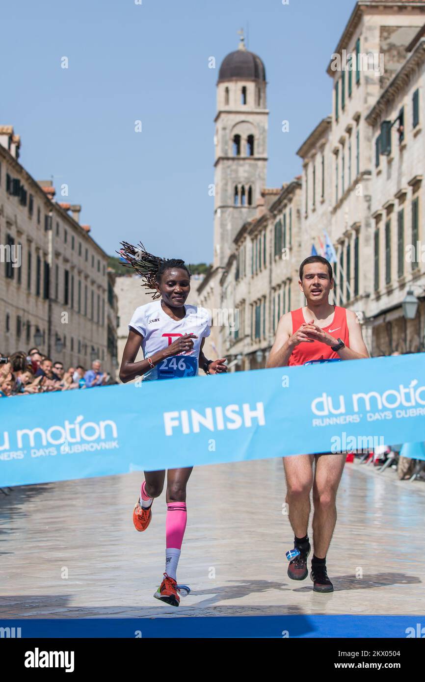 30.04.2017., Dubrovnik, Croatie - le point fort du Motion - les jours des coureurs Dubrovnik est la course de semi-marathon. Le semi-marathon de Dubrovnik est la course avec une approbation cinq étoiles par European Athletics. La route du semi-marathon est de 21,1 kilomètres de long avec le départ et la fin sur Stradun, la rue la plus célèbre et la plus longue de Dubrovnik et continue à l'extérieur de la vieille ville jusqu'à la Rijeka dubrovacka. Lucia Kimani de Bosnie-Herzégovine a gagné dans la course des femmes avec tim 1:25:01. Photo: Grgo Jelavic/PIXSELL Banque D'Images